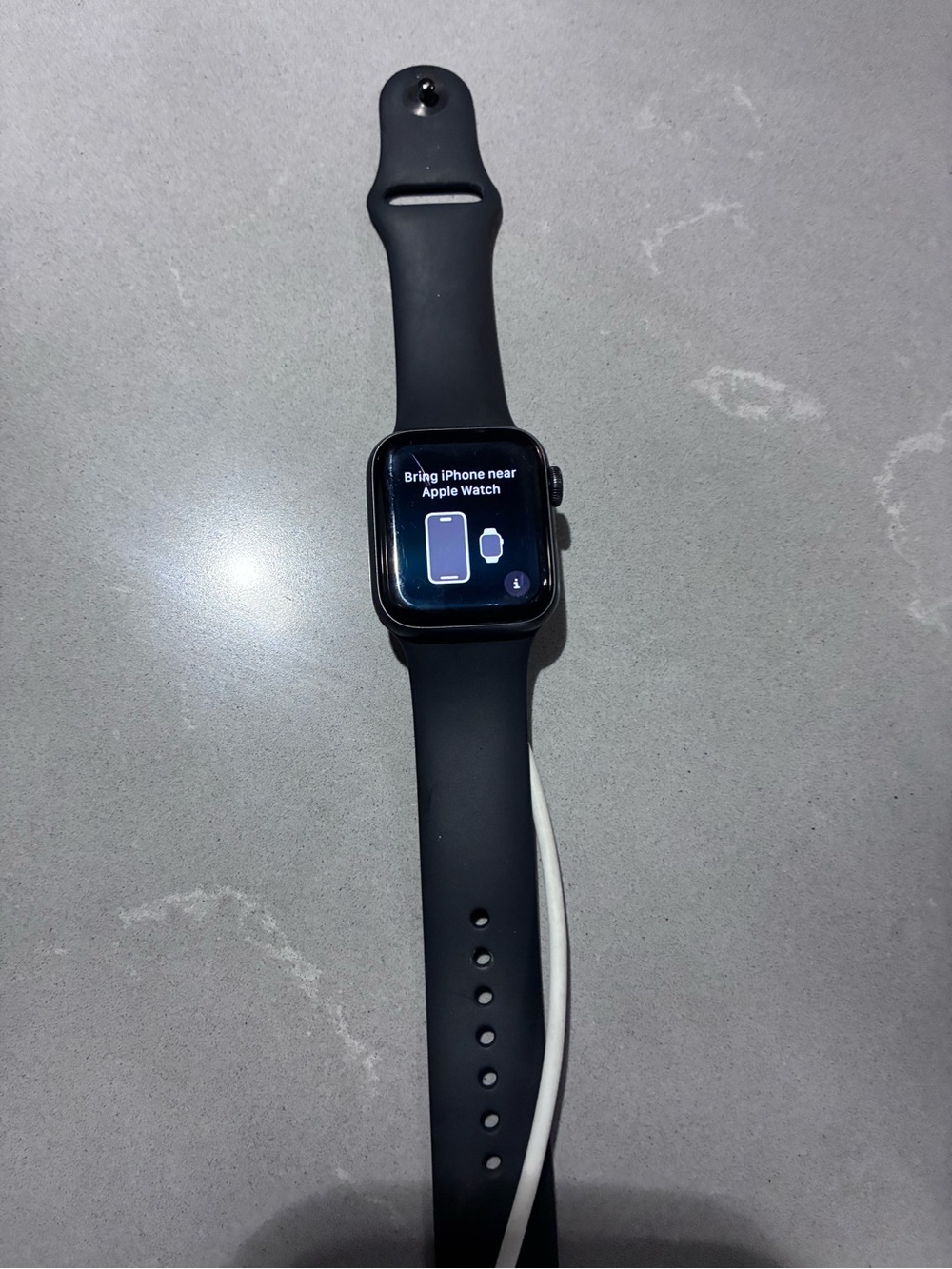 Apple Smartwatch SE in Black with Silicone Sport Band